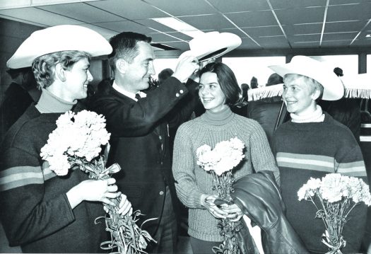 Bob Tucker in 1967 with Swedish ladies team: (l-r) Barbo Martinsson, Aase Kaarlander and Toni Gustafsson [P] Tucker Collection